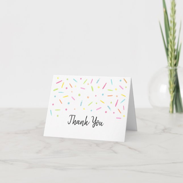 Tarjeta De Agradecimiento Bebé arcoiris rociando confetti neutro (Anverso)