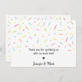 Tarjeta De Agradecimiento Bebé arcoiris rociando confetti neutro