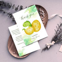 Bebé dinosaurio verde lindo que eclosiona pronto