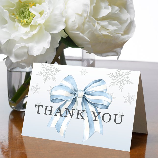 Tarjeta De Agradecimiento Bebé, hace frío fuera del Blue Bow (Send winter thanks with Baby It’s Cold Outside Blue Bow Thank You Cards. Elegant snowflake design.)