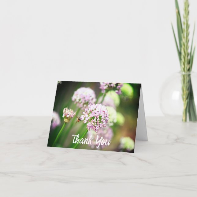 Tarjeta De Agradecimiento Bee Happy with Purple Diagonal Allium Flowers (Anverso)