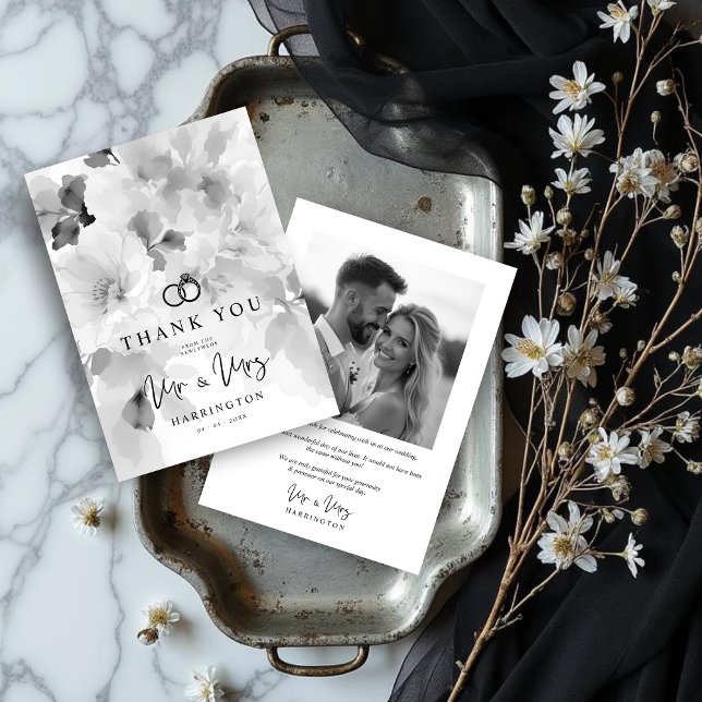 Tarjeta De Agradecimiento Black White MR & MRS Floral Design Photo Wedding (Black & White MR & MRS Floral Design Photo Wedding Thank You Cards with Tiny Wedding Rings.)