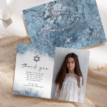 Tarjeta De Agradecimiento Blue Silver Marble Bat Mitzvah Gracias<br><div class="desc">Esta elegante y moderna tarjeta de agradecimiento de la barra de fotos o del murciélago mitzvah cuenta con un diseño de borde de color azul claro a modo de imitación de mármol vetado con falso Relieve metalizado plateado, que se desvanece gradualmente en el fondo blanco. Una pequeña Estrella de David...</div>