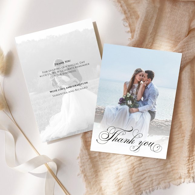 Tarjeta De Agradecimiento Boda caligrafía guión fotografía elegante (Elegant calligraphy script wedding thank you card with a 2-photo template. )