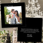 Tarjeta De Agradecimiento Boda Clásico de Amor Negro y Gracias<br><div class="desc">Estas simples tarjetas de agradecimiento boda presentan un diseño minimalista con tu foto en un fondo negro clásico. El pie de foto justificado de la izquierda en la parte delantera dice Amor y Gracias, con sus nombres justificados a continuación, dando a la tarjeta un aspecto moderno y simétrico. La parte...</div>