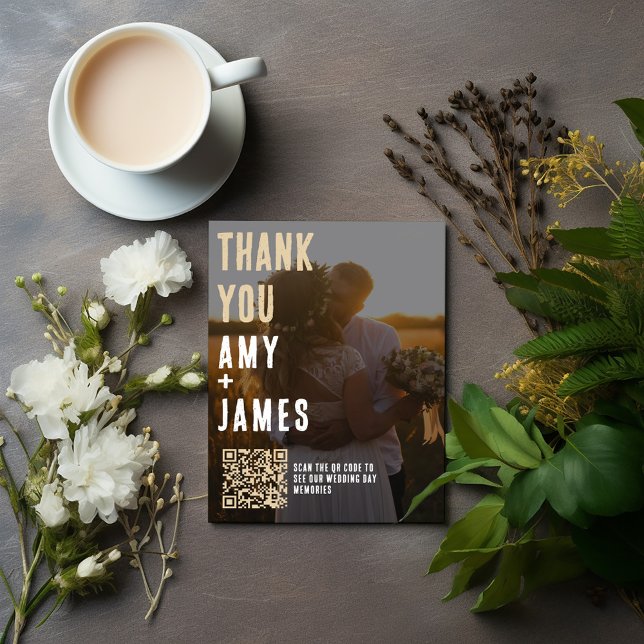 Tarjeta de agradecimiento boda con código QR y fot (A beautiful photograph on the front, with a simple and elegant typography and QR Code on top)