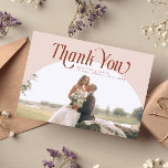 Tarjeta De Agradecimiento Boda de Arco Rosado Gracias<br><div class="desc">Elegante y mínimo boda gracias tarjeta de foto con un gran arco rosado con un tipo de letra serif que dice "gracias" en la parte superior. Puede agregar una segunda imagen en la parte posterior con un mensaje.</div>