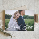 Tarjeta De Agradecimiento Boda de caligrafía elegante y blanca<br><div class="desc">Envíe gracias a la familia y amigos por ser parte de su día especial con esta tarjeta de agradecimiento de personalizable. Cuenta con una caligrafía elegante y una tipografía clásica. Puede personalizar esta elegante tarjeta de agradecimiento de boda añadiendo sus detalles. Esta tarjeta de agradecimiento del boda de fotos está...</div>