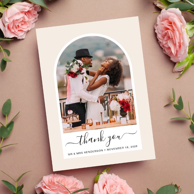 Tarjeta De Agradecimiento Boda de Crema de Foto Arqueada (Celebrate your love story with a thank you card showcasing your photo in an elegant arch frame)