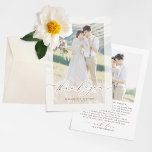 Tarjeta De Agradecimiento Boda de escritura elegante minimalista. Gracias.<br><div class="desc">Minimalista y elegante guión de amor boda foto gracias tarjetas. Esta es una plantilla de tarjeta de dos caras con un fondo completamente editable y color de texto incluyendo las palabras de agradecimiento.</div>