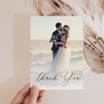 Tarjeta De Agradecimiento boda de escritura negra de moda, gracias<br><div class="desc">escritura negra con letras a mano moderna y una encantadora foto de los recién casados,  la imagen y el texto pueden ser personalizados.</div>