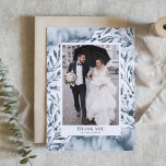 Tarjeta De Agradecimiento Boda de follaje de color azul romántico<br><div class="desc">Boda de Foliage de color azul romántico gracias tarjeta plegada | Envíe gracias a la familia y amigos por ser parte de su boda con esta tarjeta de agradecimiento de la foto del personalizable. Cuenta con ilustraciones de hojas y flores de una acuarela azul. Esta tarjeta de agradecimiento a las...</div>