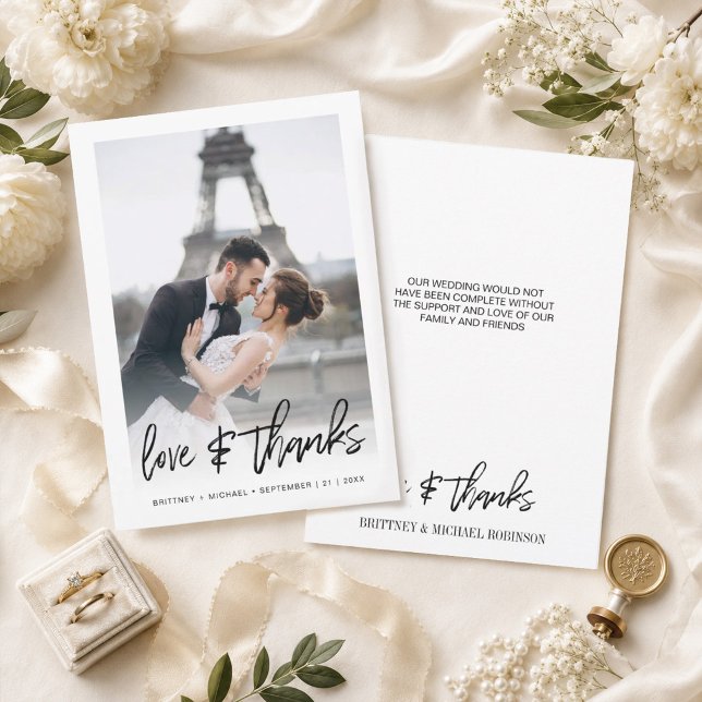 Tarjeta De Agradecimiento Boda de Foto con Letra a Mano Gradiente Moderna (Thank your guests with this modern photo thank you card with hand-lettered "love & thanks".)