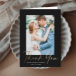 Tarjeta De Agradecimiento Boda de fotografía de escritura de oro moderna<br><div class="desc">Boda de guiones dorados elegante tarjeta de agradecimiento moderna y elegante. Parte de una colección de bodas. Los colores se pueden cambiar.El reverso incluye un mensaje de agradecimiento genérico que puede personalizar para cada invitado o eliminarlo por completo si prefiere entregar su agradecimiento.</div>