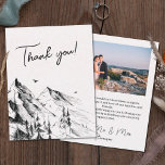 Tarjeta De Agradecimiento Boda de fotografía rústica de bosque de montaña<br><div class="desc">Envíe estas tarjetas de agradecimiento a su invitado por ser parte de su día especial. El anverso de la carta presenta un bosquejo de pino blanco y negro a mano de un bosque de pinos de montaña, complementado con la leyenda del personalizable "Gracias!" en letra de caligrafía negra. La parte...</div>