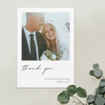 Tarjeta De Agradecimiento Boda de fotografía simple y moderna para escritura<br><div class="desc">Esta plantilla de tarjetas de agradecimiento boda, sencilla y moderna, presenta 'gracias' en negro en un guión moderno y relajado en todas las letras minúsculas. Esta parte de 'gracias' del diseño es una imagen y no se puede editar. Pero puede cambiar el color, la fuente o el tamaño de cualquier...</div>