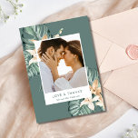 Tarjeta De Agradecimiento Boda de fotografía tropical floral gracias<br><div class="desc">Exprese su gratitud con estilo con esta tarjeta de agradecimiento de Boda de fotografía tropical floral. Con exuberantes hojas tropicales verdes y vibrantes acentos florales, esta tarjeta irradia cálidas vibraciones de la isla, lo que lo convierte en la manera perfecta de agradecer a sus seres queridos por compartir su día...</div>