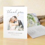 Tarjeta De Agradecimiento Boda de fotografías de escritura moderna y sencill<br><div class="desc">Esta tarjeta de agradecimiento del boda fotográfico de moda simple presenta un diseño moderno y nítido. Hemos escogido un guión moderno y elegante para "agradecerte" en el frente. Hemos colocado esta parte del diseño para que fluya hacia la parte superior de la foto. Nuestra foto de muestra funciona bien con...</div>
