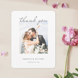 Tarjeta De Agradecimiento Boda de fotos con guión elegante y sencillo<br><div class="desc">Este sencillo boda de fotos de moda gracias a la plantilla de tarjeta plana presenta un diseño limpio y moderno. Si lo prefieres, puedes cambiar la forma a esquinas nítidas en lugar de redondeadas, ya que ambos lucen bien con este diseño. Hemos escogido un guión moderno y elegante para "agradecerte"...</div>