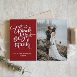 Tarjeta De Agradecimiento Boda de fotos con letras de mano roja<br><div class="desc">Dé las gracias a la familia y amigos por ser parte de su boda con esta tarjeta plana de agradecimiento rústica con caligrafía moderna y estampado floral con fondo rojo. Hay otros colores disponibles.</div>