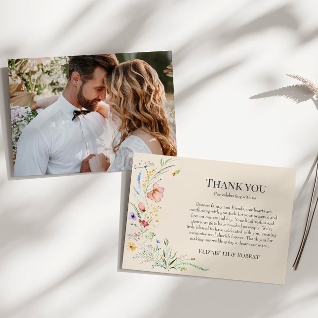 Tarjeta De Agradecimiento Boda de fotos de la pareja Taupe Wildflower Meadow (Taupe Wildflower Meadow Couple Photo Wedding Thank You Card on a sunny white table.)