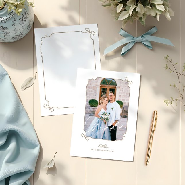 Tarjeta De Agradecimiento Boda de guión de marco fotográfico mínimo de dobla (Minimal Bow & Ribbon Photo Frame Script Wedding Thank You Card)