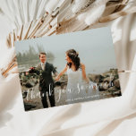 Tarjeta De Agradecimiento boda de guiones hermosos, gracias foto<br><div class="desc">Un hermoso diseño de escritura con una maravillosa imagen de la novia y el novio. La imagen del recién nacido y el color y el texto de fondo pueden ser personalizados. Añade un mensaje personal de agradecimiento al dorso.</div>