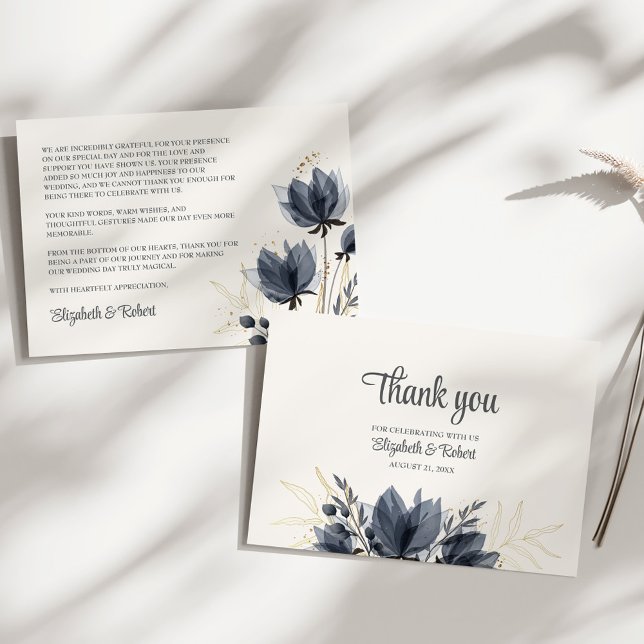 Tarjeta De Agradecimiento Boda de las flores grises suaves (Gentle Gray Flowers Wedding Thank You Card on a sunny white table.)