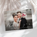 Tarjeta De Agradecimiento boda de letras elegantes y modernas gracias<br><div class="desc">Una moderna tarjeta de fotos boda con una maravillosa foto y un elegante guión blanco. Agrega un mensaje personal de agradecimiento y puedes subir tu propia foto de boda.</div>