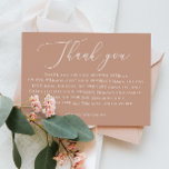 Tarjeta De Agradecimiento Boda de Peach Beige Muted | Caligrafía minimalista<br><div class="desc">Envía tu gratitud con suaves elegancia usando esta carta de agradecimiento boda en la suave mezcla de melocotón mutilado y bronceado rosado. El fondo de tonos cálidos proporciona un entorno romántico y terrenal para la delicada tipografía de escritura. Perfecto para bodas minimalistas, vintage o de otoño. Una manera refinada de...</div>