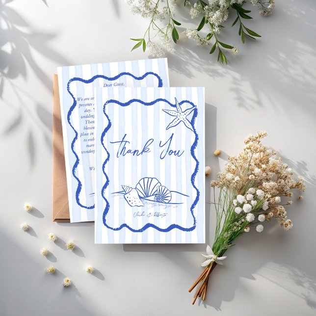 Tarjeta De Agradecimiento Boda de playa ondulada azul con cascos azules (Seashells handrawn sketch blue wavy border beach wedding thank you cards)