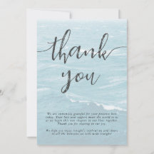 Boda de verano por el océano oscuro ondulado azul