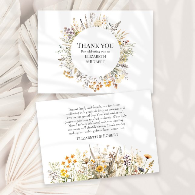 Tarjeta De Agradecimiento Boda en el prado de flores silvestres de melocotón (Peach Wildflower Meadow Wedding Thank You Card on a sunny white table with neautral dry palm leaf.)