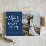 Tarjeta De Agradecimiento Boda fotográfico con letras de la mano azul de la<br><div class="desc">Agradece a la familia y amigos por ser parte de su boda con esta tarjeta plana de agradecimiento con caligrafía moderna y estampado floral con fondo azul marino. Hay otros colores disponibles.</div>