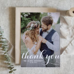Tarjeta De Agradecimiento Boda fotográfico de caligrafía blanca moderna<br><div class="desc">Envíe gracias a la familia y amigos con esta tarjeta de agradecimiento de la foto de personalizable. Presenta una tipografía moderna y un patrón de vegetación editable. Personalice agregando su foto y detalles. Esta tarjeta de agradecimiento es perfecta para bodas,  graduaciones,  cumpleaños y otros eventos.</div>