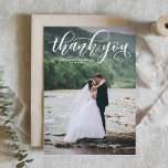 Tarjeta De Agradecimiento Boda fotográfico de caligrafía moderna y encantado<br><div class="desc">Envíe gracias a la familia y amigos con esta tarjeta de agradecimiento de la foto de personalizable. Cuenta con caligrafía moderna y un patrón floral editable. Personalice agregando su foto y detalles. Esta tarjeta de agradecimiento es perfecta para bodas,  graduaciones,  cumpleaños y otros eventos.</div>