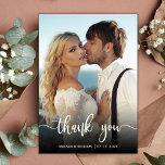 Tarjeta De Agradecimiento Boda fotográfico de escritura de escritura moderna<br><div class="desc">Moderna Elegante Tarjeta De Agradecimiento De Foto Boda Con Mano Simple. Modern Stylish boda gracias a la plantilla de postcard que incluye una foto vertical completa en el frente con el texto superpuesto "Gracias" en una letra manuscrita de tipografía escrita a mano en blanco en la imagen. Personalice el nombre...</div>