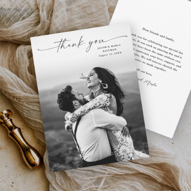 Tarjeta De Agradecimiento Boda fotográfico de escritura moderna (An elegant wedding photo thank you card with simple typographic script overlay.)