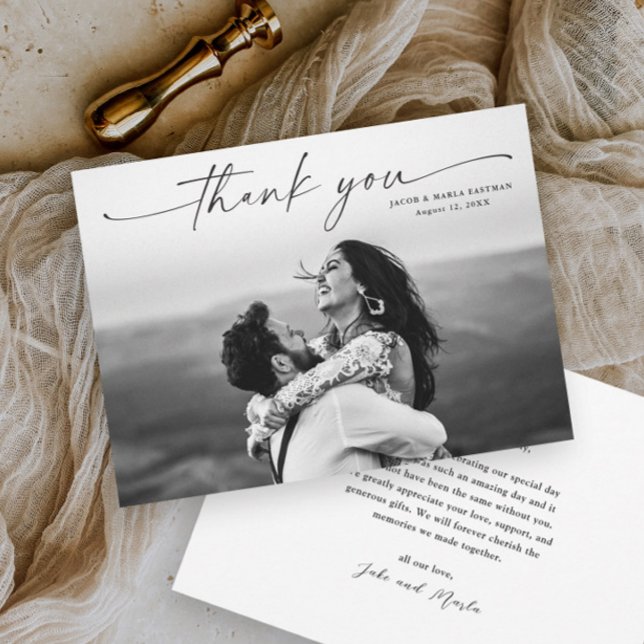 Tarjeta De Agradecimiento Boda fotográfico de escritura moderna (Elegant photo wedding thank you card with modern simple script typographic overaly.)