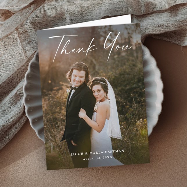 Tarjeta De Agradecimiento Boda fotográfico de escritura moderna (Elegant modern script wedding photo thank you cards.)