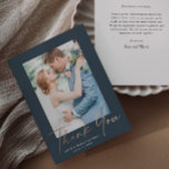 Tarjeta De Agradecimiento Boda fotográfico de guiones dorados<br><div class="desc">Boda de guiones dorados elegante tarjeta de agradecimiento moderna y elegante. Parte de una colección de bodas. Los colores se pueden cambiar.El reverso incluye un mensaje de agradecimiento genérico que puede personalizar para cada invitado o eliminarlo por completo si prefiere entregar su agradecimiento.</div>