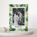 Tarjeta De Agradecimiento Boda fotográfico de marco de vegetación tropical d<br><div class="desc">Celebre la alegría de su día especial y exprese su gratitud con nuestra tarjeta de agradecimiento de nuestro boda fotográfico de personalizable, que presenta una vibrante vegetación tropical acuática. Esta tarjeta de agradecimiento es perfecta para bodas tropicales y de verano. La tarjeta de agradecimiento fotográfico muestra un marco de vegetación...</div>