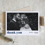 Tarjeta De Agradecimiento Boda fotográfico de Marina Blue Retro negrita<br><div class="desc">Tarjeta de agradecimiento para retro negrita de la tipografía azul de la Marina | Esta foto de personalizable gracias tarjeta plana presenta tipografía retro negrita azul marino. Es perfecto para una variedad de eventos, como bodas y graduaciones. Personalice agregando sus fotos horizontales favoritas. Está disponible como postal y como tarjeta...</div>