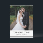 Tarjeta De Agradecimiento Boda fotográfico de tipografía clásica en blanco y<br><div class="desc">Envíe gracias a la familia y amigos por asistir a su día especial con este boda de personalizable gracias tarjeta plana. Presenta tipografía clásica y acentos rayados. Personalice agregando sus fotos y detalles bodas. Esta elegante tarjeta de agradecimiento nupcial está disponible en otro material.</div>