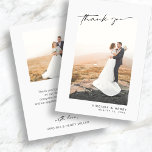 Tarjeta De Agradecimiento Boda fotográfico moderno<br><div class="desc">Esta moderna y moda tarjeta de agradecimiento incluye un elegante guión escrito a mano 'gracias' en la parte delantera. Personaliza fácilmente la espalda con un mensaje de agradecimiento a tu familia y amigos.</div>