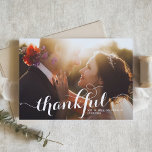 Tarjeta De Agradecimiento Boda fotográfico White Thankful Modern Calligraphy<br><div class="desc">Tarjeta de agradecimiento de foto | Gracias a la familia y amigos por ser parte de tu día especial con esta tarjeta de agradecimiento de boda de personalizable. Esta tarjeta de agradecimiento fotográfico presenta caligrafía moderna. Personalice agregando sus detalles. Esta tarjeta de agradecimiento del boda de fotos está disponible en...</div>