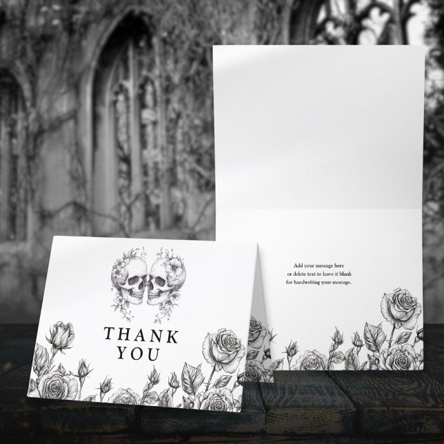Tarjeta De Agradecimiento Boda Gótica de Flores en Blanco y Negro de Cráneos (Black And White Gothic Floral Skulls Wedding Thank You Card)