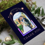 Tarjeta De Agradecimiento Boda gráfico místico Rainbow Blue Sun Moon Star<br><div class="desc">Moda mística Arcoiris Dark Navy Blue Sun Moon Stars Celestial Astronomy Space Boda de fotos Gracias Cartas presenta el sol, la luna y las estrellas en un marco de color arcoiris que rodea tu foto favorita en un fondo azul marino oscuro. Al contrario, añada el mensaje de agradecimiento de su...</div>