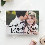 Tarjeta De Agradecimiento Boda moderno de fotografía con letras de mano negr<br><div class="desc">Exprese su gratitud con nuestra tarjeta de agradecimiento de nuestro boda fotográfico de personalizable, que incluye caligrafía moderna y elegante. Este diseño combina perfectamente el sentimiento personal con el estilo contemporáneo, lo que lo convierte en la forma perfecta de agradecer a sus huéspedes por compartir su día especial. Muestra tus...</div>