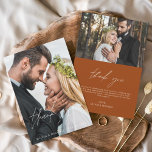 Tarjeta De Agradecimiento Boda Naranja quemado Gracias 2 Fotos<br><div class="desc">Tarjetas de agradecimiento escritas a mano por el boda que tienen una foto en la parte delantera y trasera. Las tarjetas Fall, Autumn, Spring, Summer e Winter (Caída, Otoño, Primavera, Verano e Invierno) contienen una moderna tipografía de escritura cursiva con letras a mano que son elegantes, simples y modernas para...</div>